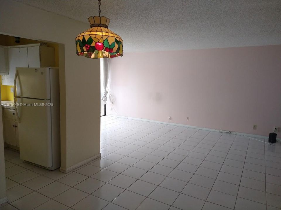 合同活跃: $228,500 (1 贝兹, 1 浴室, 767 平方英尺)