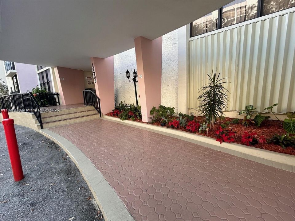 合同活跃: $228,500 (1 贝兹, 1 浴室, 767 平方英尺)