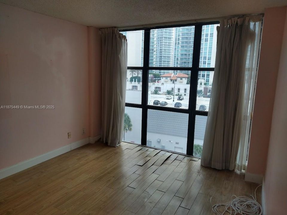 合同活跃: $228,500 (1 贝兹, 1 浴室, 767 平方英尺)