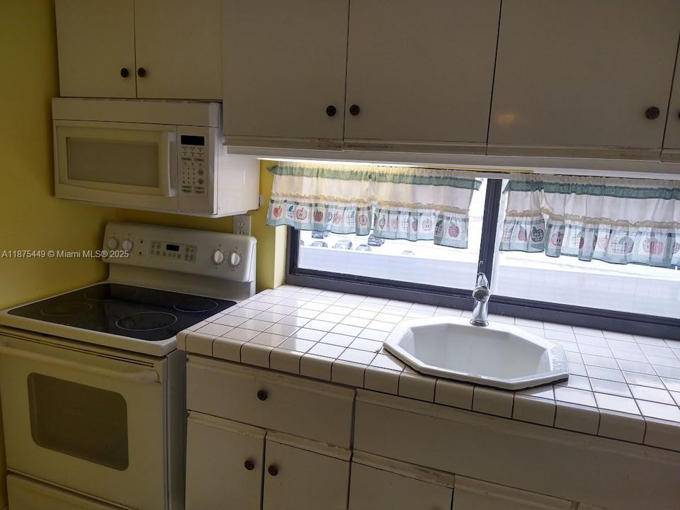 合同活跃: $228,500 (1 贝兹, 1 浴室, 767 平方英尺)