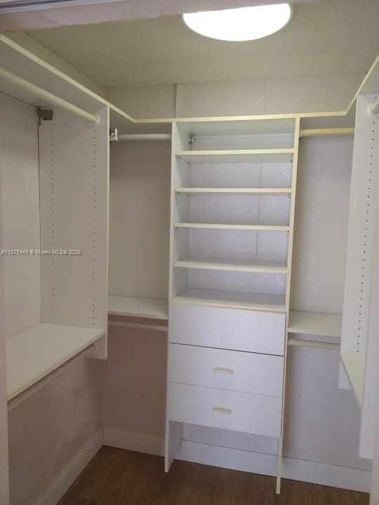 合同活跃: $228,500 (1 贝兹, 1 浴室, 767 平方英尺)