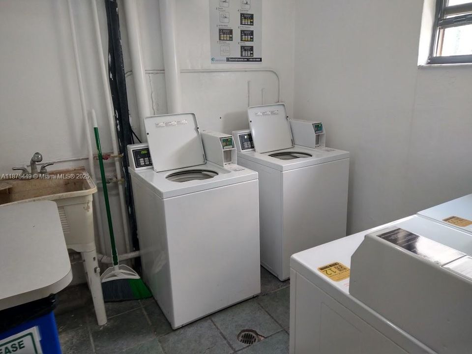 合同活跃: $228,500 (1 贝兹, 1 浴室, 767 平方英尺)