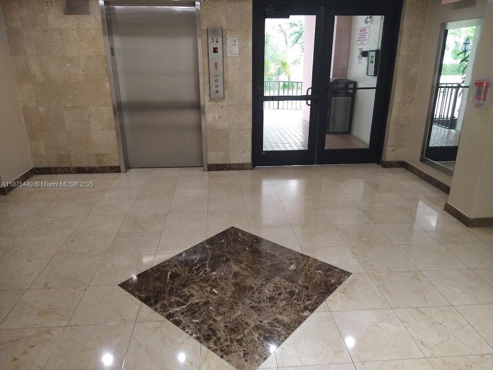 合同活跃: $228,500 (1 贝兹, 1 浴室, 767 平方英尺)