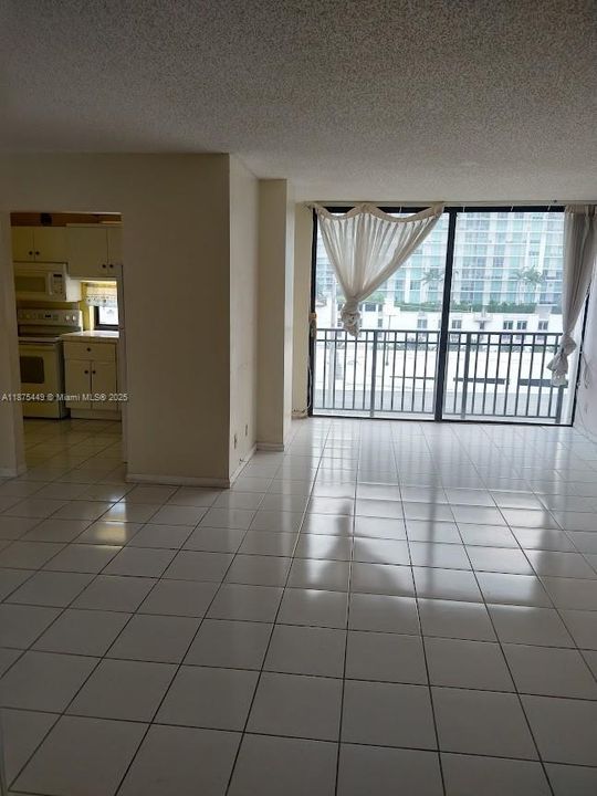 合同活跃: $228,500 (1 贝兹, 1 浴室, 767 平方英尺)