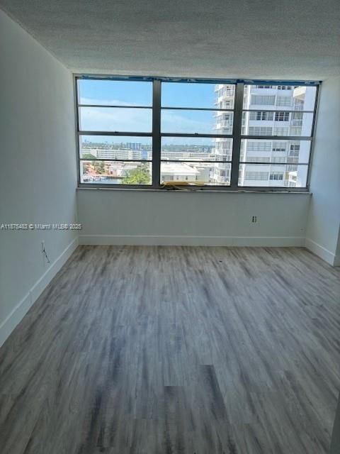 合同活跃: $1,975 (1 贝兹, 1 浴室, 1005 平方英尺)