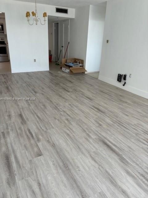 合同活跃: $1,975 (1 贝兹, 1 浴室, 1005 平方英尺)