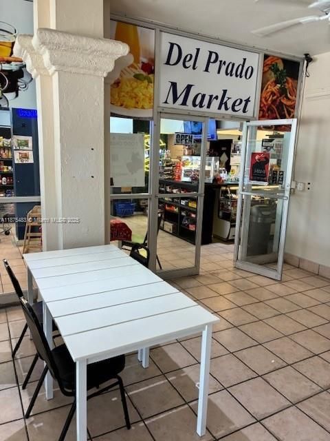 合同活跃: $1,975 (1 贝兹, 1 浴室, 1005 平方英尺)