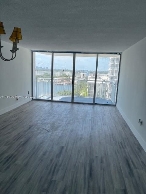 合同活跃: $1,975 (1 贝兹, 1 浴室, 1005 平方英尺)