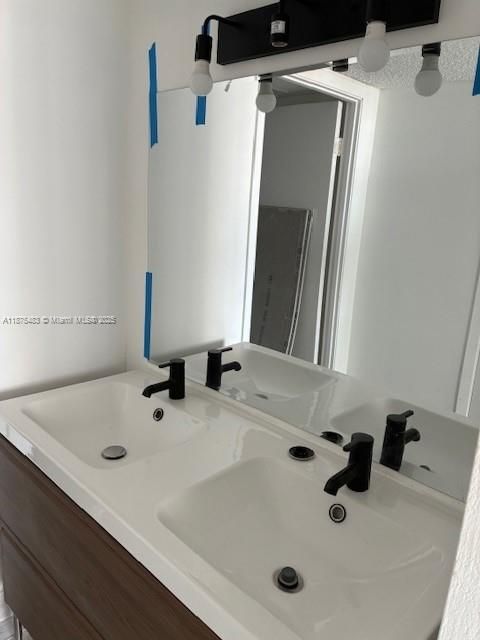 合同活跃: $1,975 (1 贝兹, 1 浴室, 1005 平方英尺)