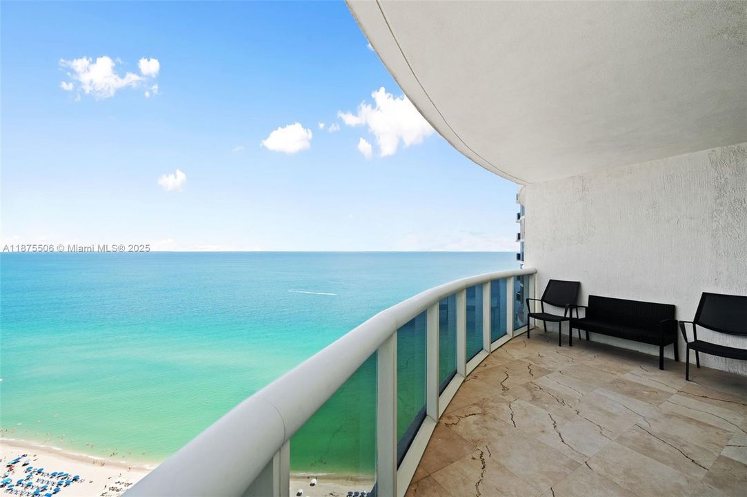 合同活跃: $13,900 (4 贝兹, 4 浴室, 3018 平方英尺)