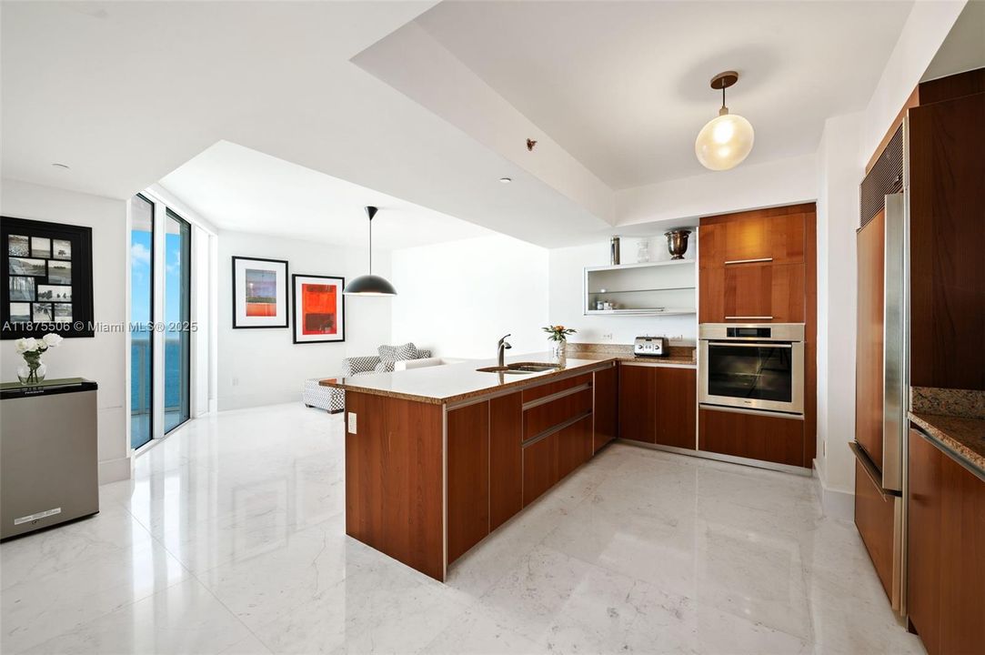 合同活跃: $13,900 (4 贝兹, 4 浴室, 3018 平方英尺)