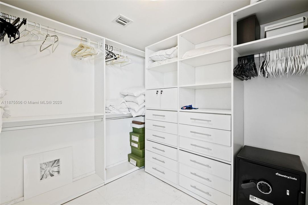 合同活跃: $13,900 (4 贝兹, 4 浴室, 3018 平方英尺)