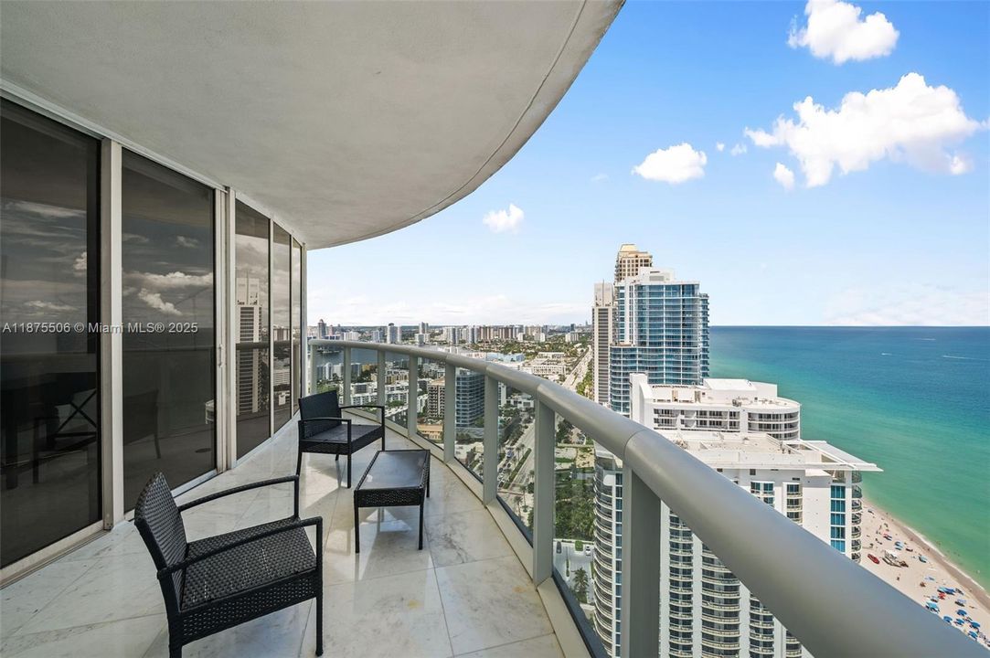 合同活跃: $13,900 (4 贝兹, 4 浴室, 3018 平方英尺)