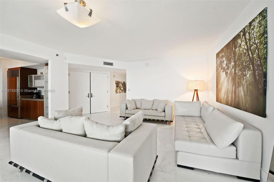 合同活跃: $13,900 (4 贝兹, 4 浴室, 3018 平方英尺)