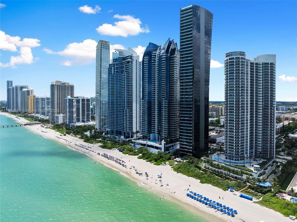 合同活跃: $13,900 (4 贝兹, 4 浴室, 3018 平方英尺)