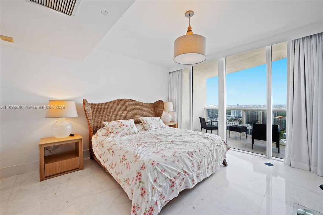 合同活跃: $13,900 (4 贝兹, 4 浴室, 3018 平方英尺)