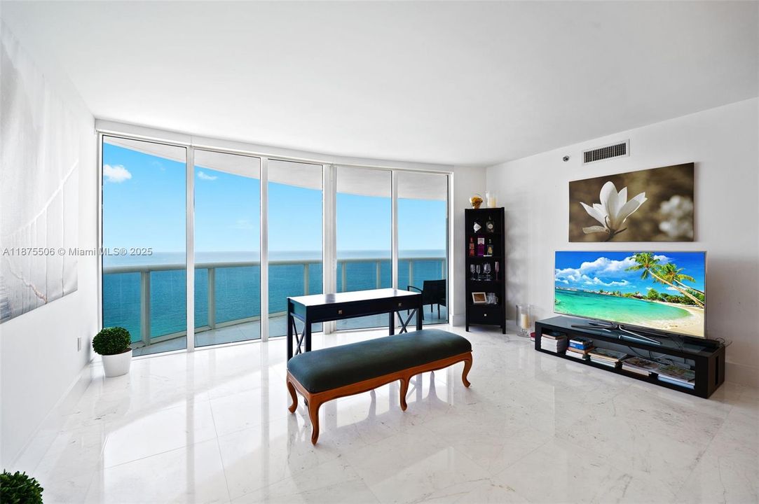 合同活跃: $13,900 (4 贝兹, 4 浴室, 3018 平方英尺)