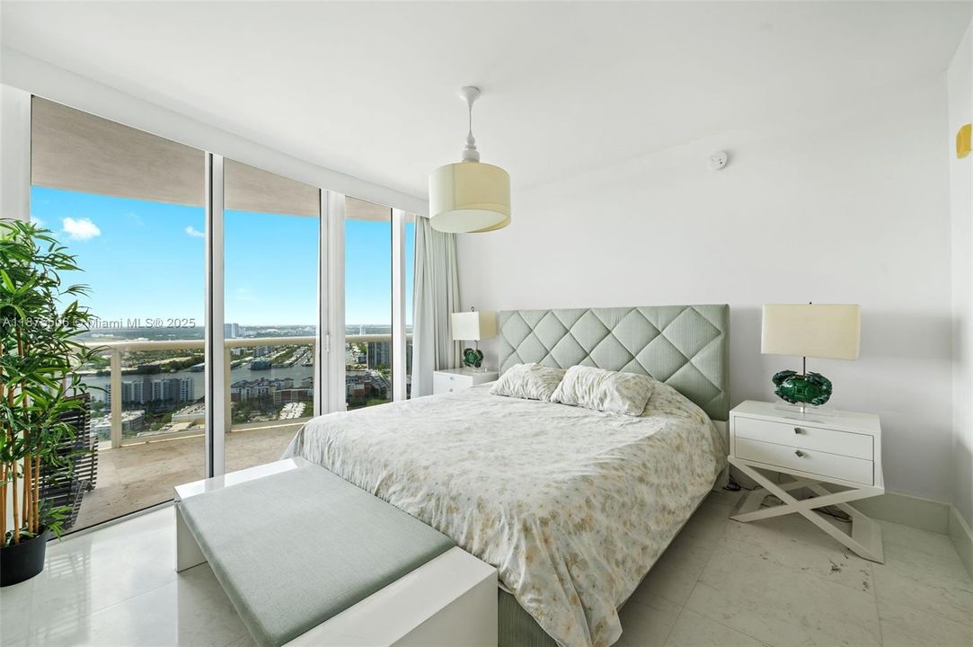 合同活跃: $13,900 (4 贝兹, 4 浴室, 3018 平方英尺)