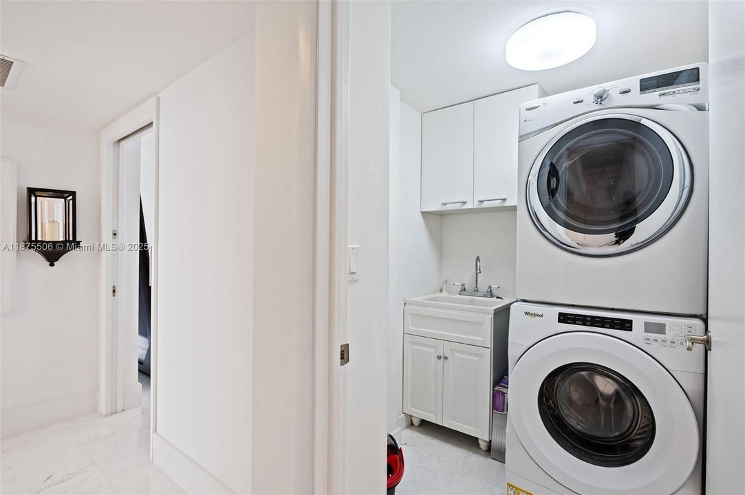 合同活跃: $13,900 (4 贝兹, 4 浴室, 3018 平方英尺)