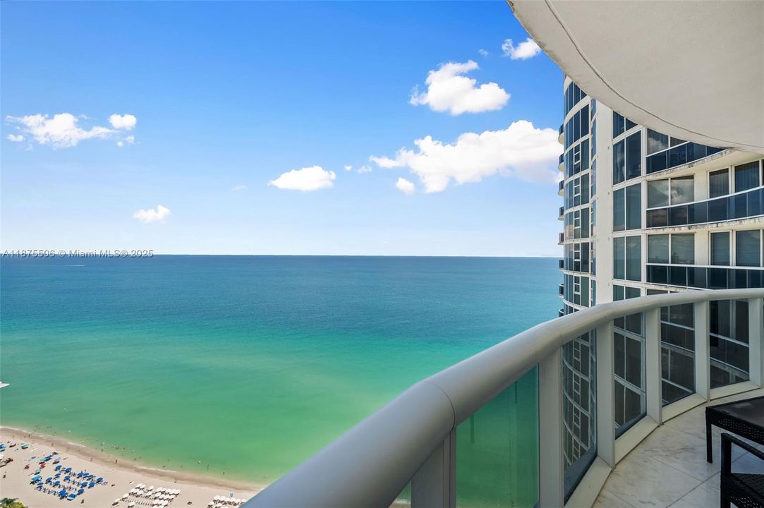 合同活跃: $13,900 (4 贝兹, 4 浴室, 3018 平方英尺)