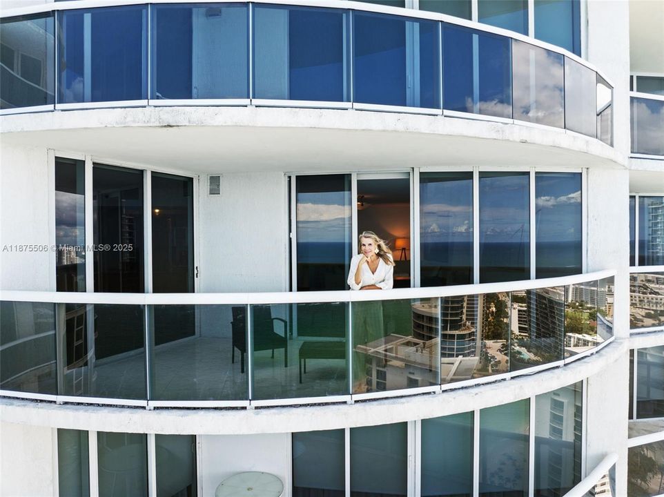 合同活跃: $13,900 (4 贝兹, 4 浴室, 3018 平方英尺)