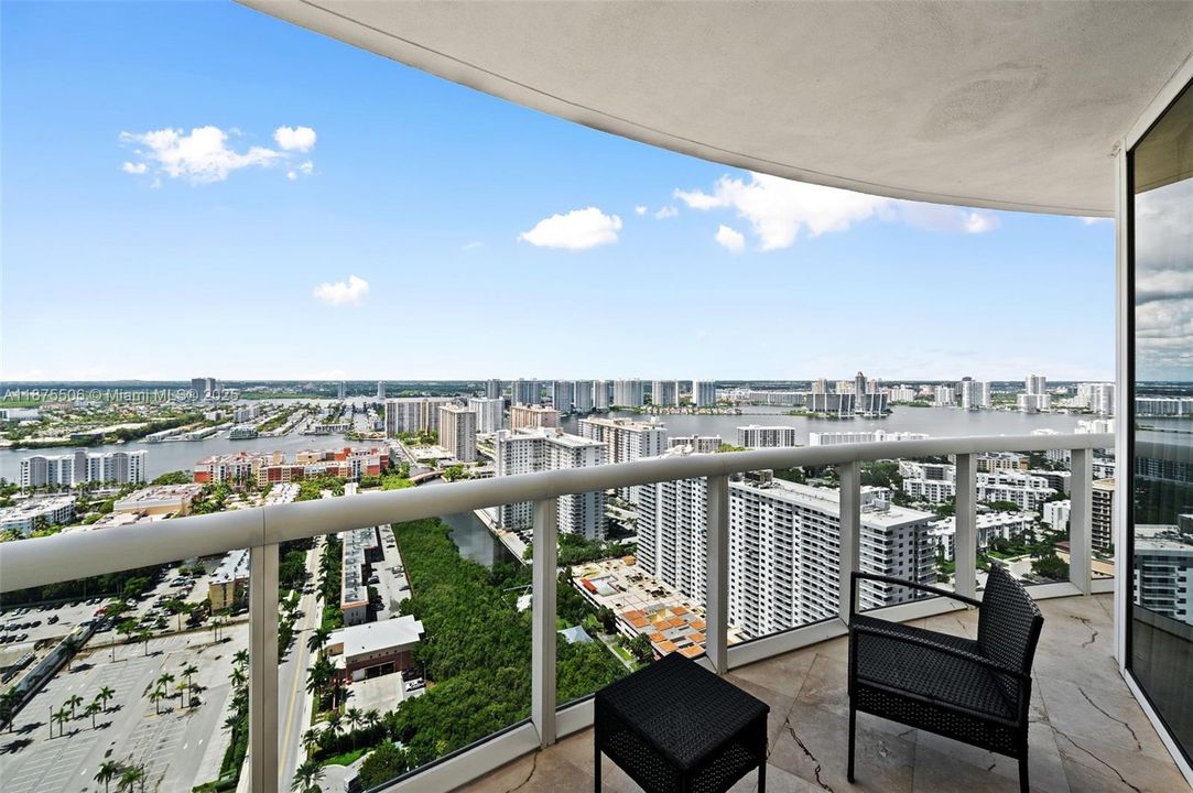 合同活跃: $13,900 (4 贝兹, 4 浴室, 3018 平方英尺)