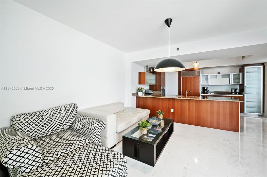 合同活跃: $13,900 (4 贝兹, 4 浴室, 3018 平方英尺)