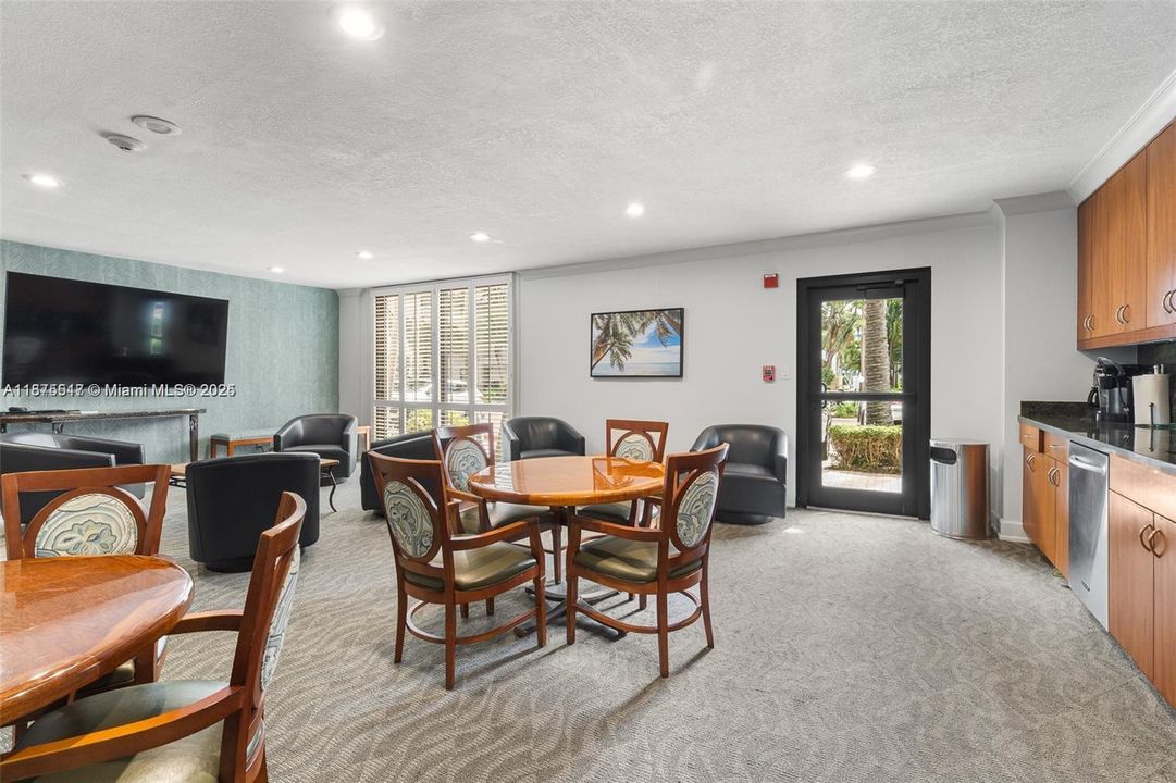 Active With Contract: $699,000 (2 beds, 2 baths, 1970 Square Feet)