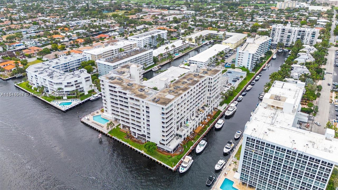 Active With Contract: $699,000 (2 beds, 2 baths, 1970 Square Feet)