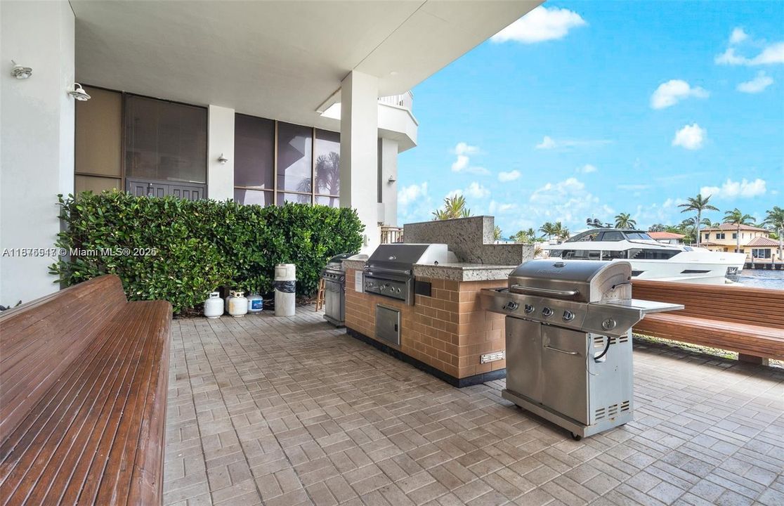 Active With Contract: $699,000 (2 beds, 2 baths, 1970 Square Feet)