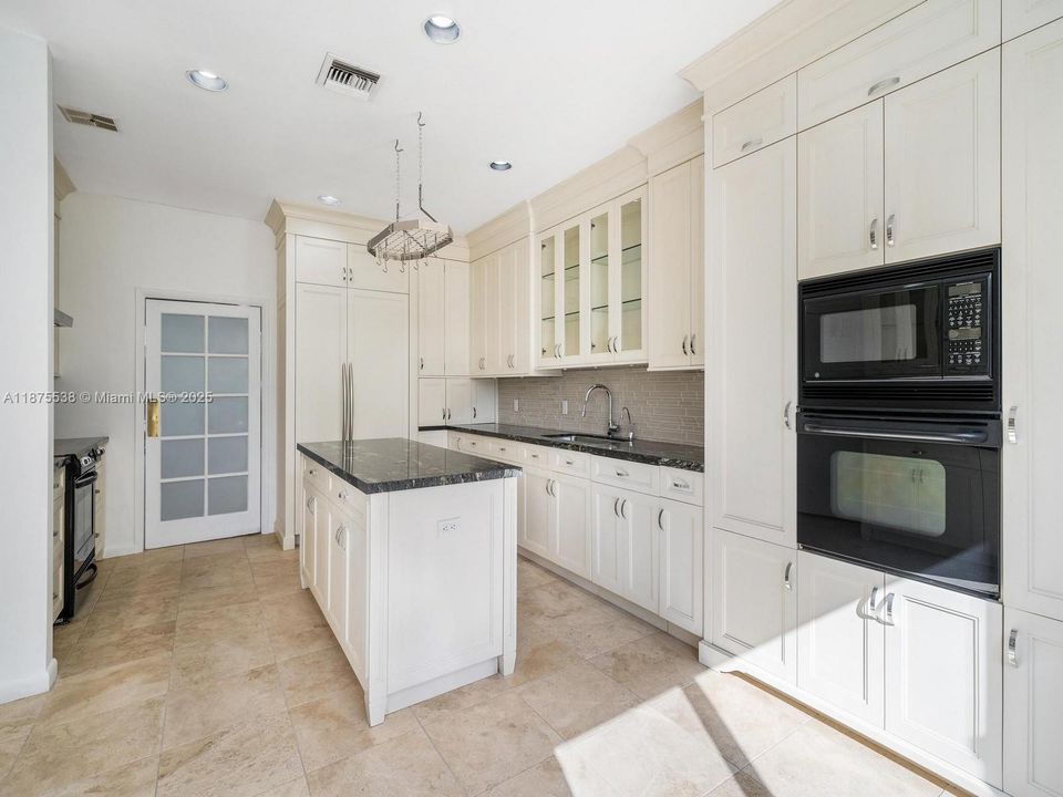 合同活跃: $16,000 (4 贝兹, 4 浴室, 3493 平方英尺)