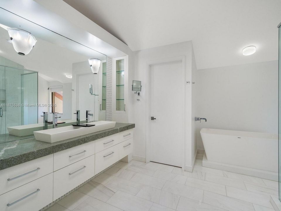 合同活跃: $16,000 (4 贝兹, 4 浴室, 3493 平方英尺)