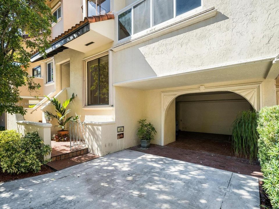 合同活跃: $16,000 (4 贝兹, 4 浴室, 3493 平方英尺)