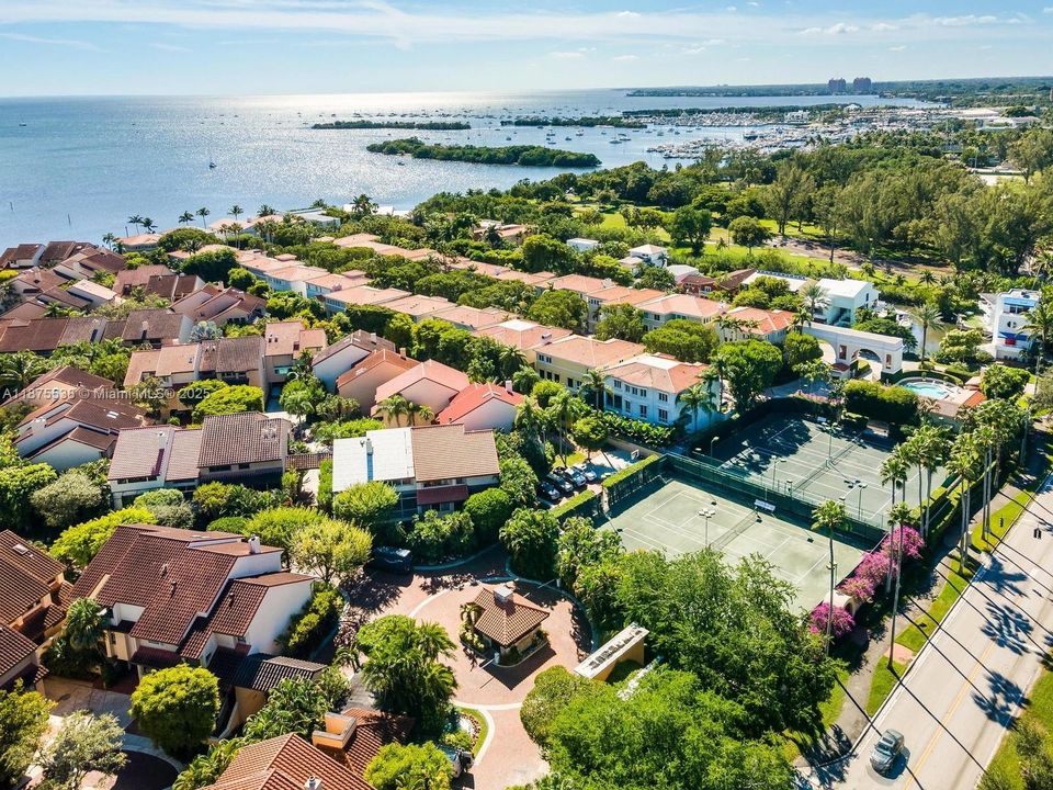 合同活跃: $16,000 (4 贝兹, 4 浴室, 3493 平方英尺)