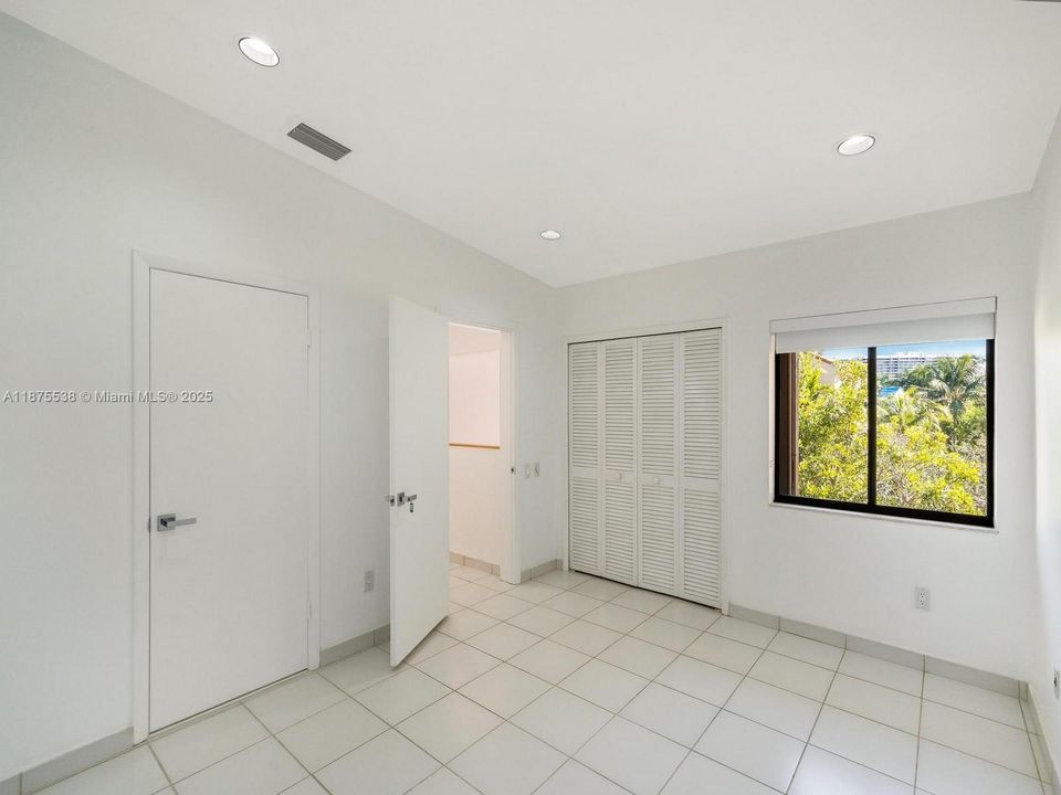 合同活跃: $16,000 (4 贝兹, 4 浴室, 3493 平方英尺)