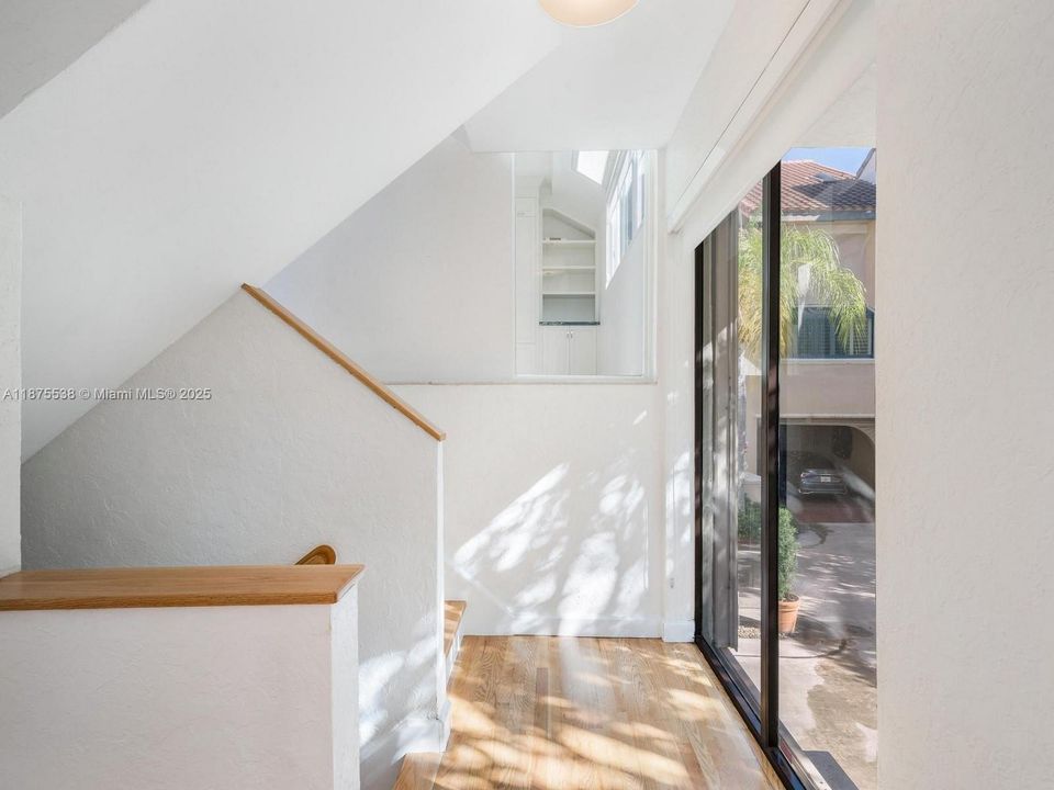 合同活跃: $16,000 (4 贝兹, 4 浴室, 3493 平方英尺)