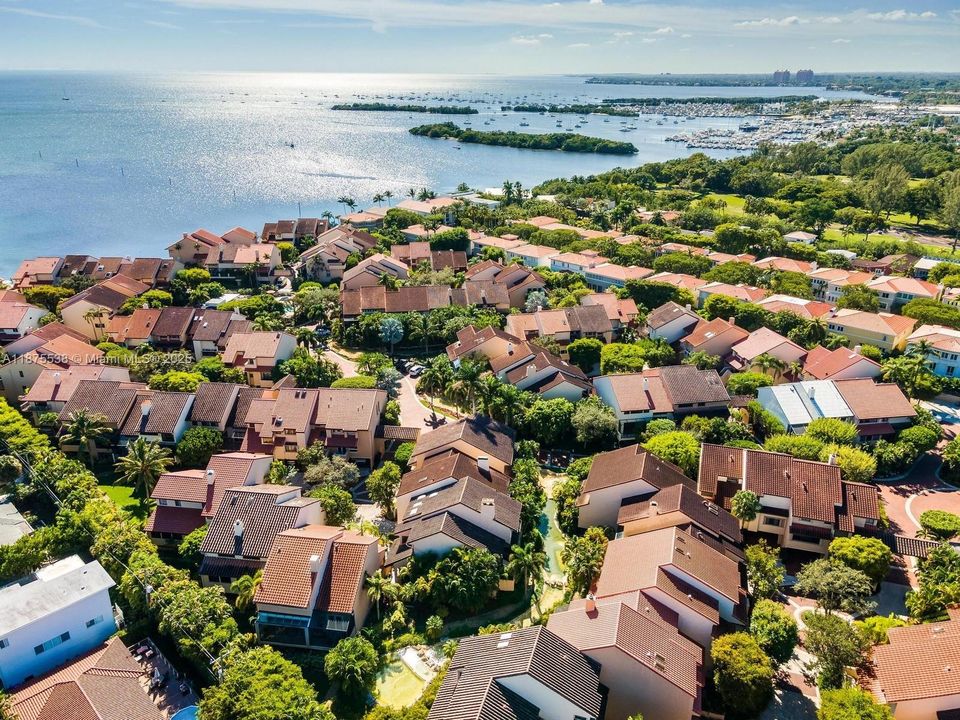 合同活跃: $16,000 (4 贝兹, 4 浴室, 3493 平方英尺)