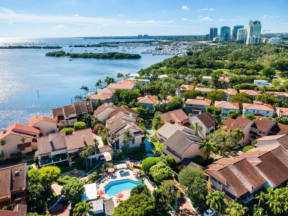 合同活跃: $16,000 (4 贝兹, 4 浴室, 3493 平方英尺)