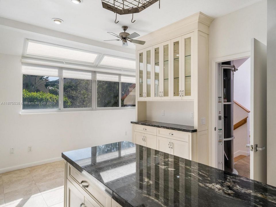 合同活跃: $16,000 (4 贝兹, 4 浴室, 3493 平方英尺)