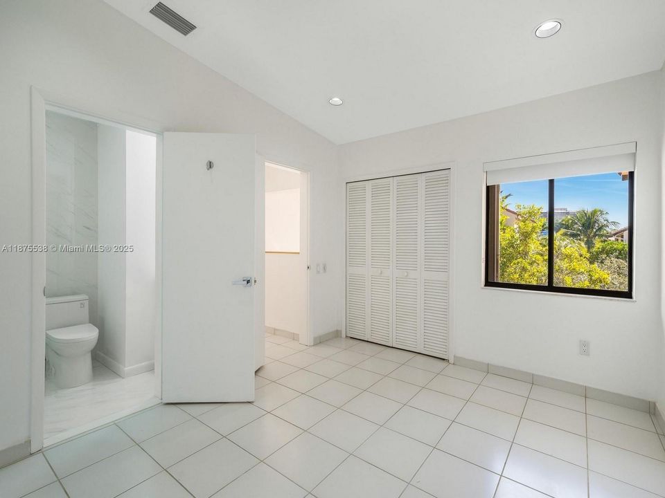 合同活跃: $16,000 (4 贝兹, 4 浴室, 3493 平方英尺)