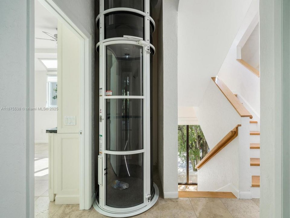 合同活跃: $16,000 (4 贝兹, 4 浴室, 3493 平方英尺)