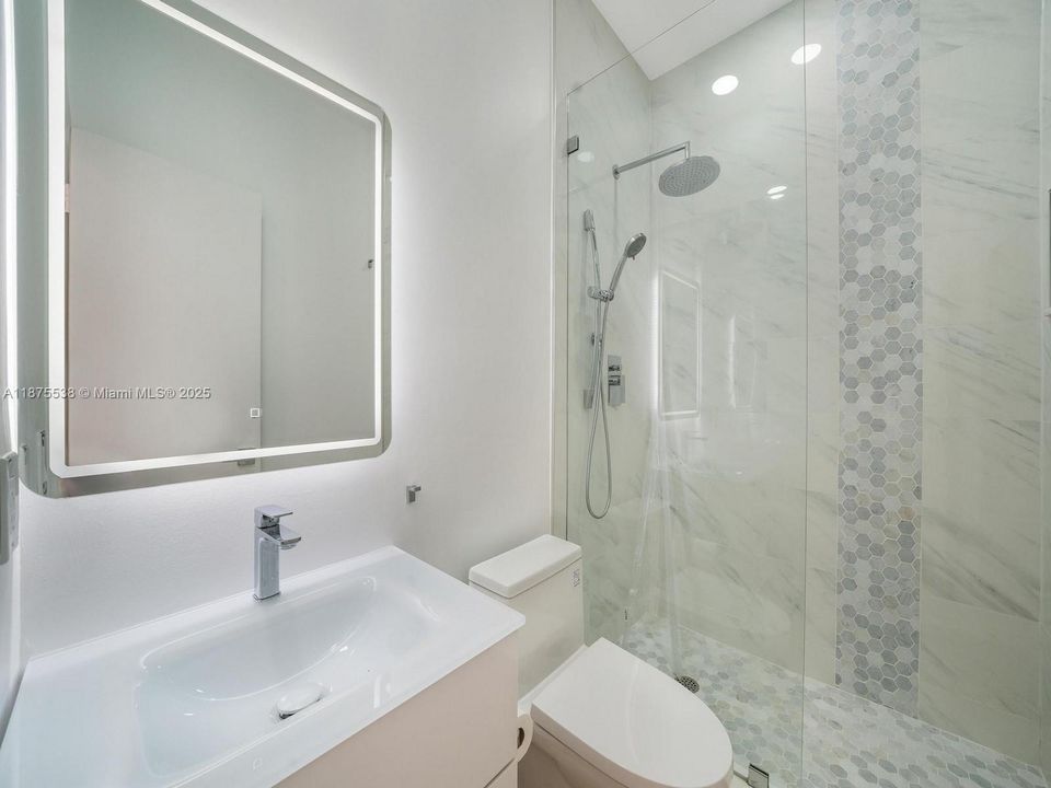 合同活跃: $16,000 (4 贝兹, 4 浴室, 3493 平方英尺)