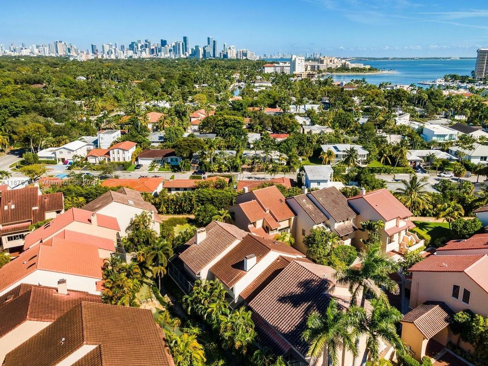 合同活跃: $16,000 (4 贝兹, 4 浴室, 3493 平方英尺)