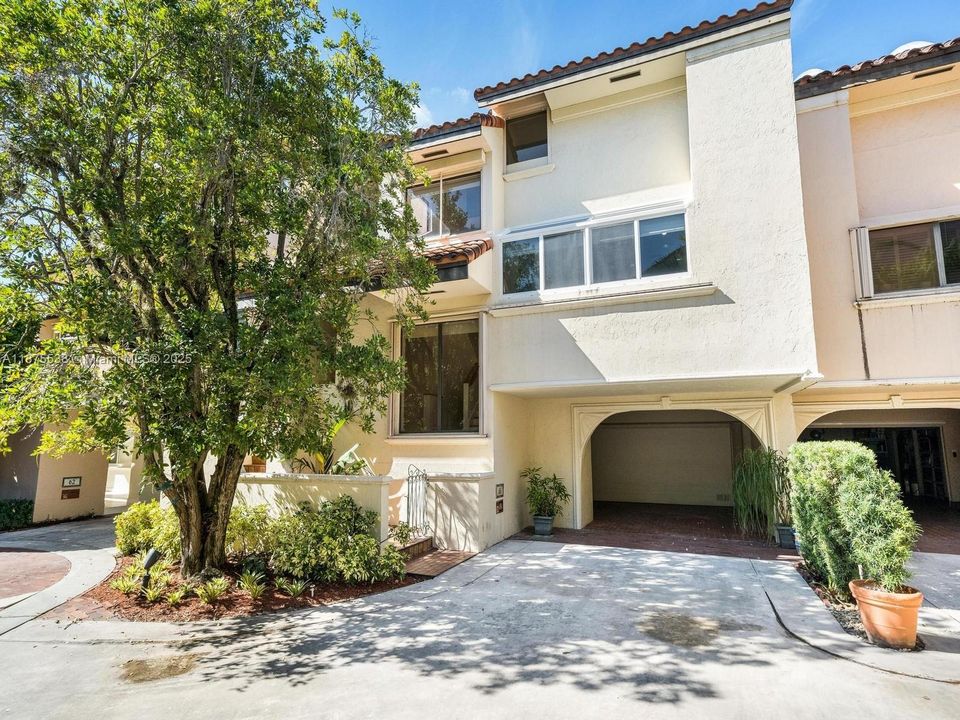 合同活跃: $16,000 (4 贝兹, 4 浴室, 3493 平方英尺)