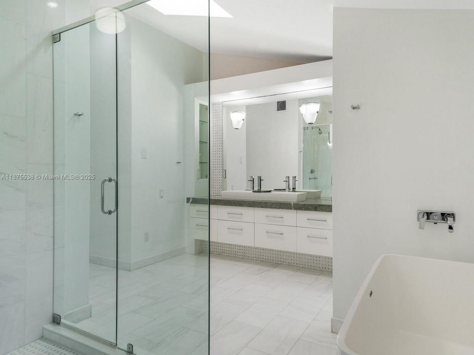 合同活跃: $16,000 (4 贝兹, 4 浴室, 3493 平方英尺)