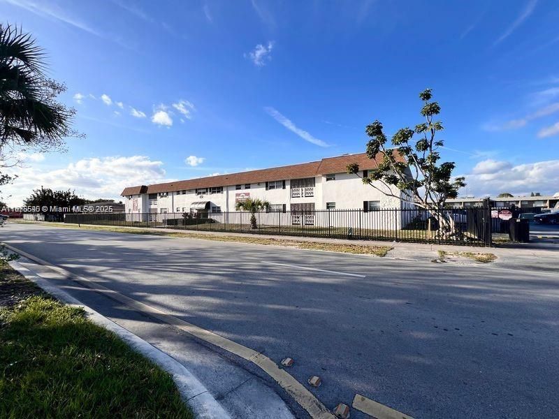 Recientemente alquilado: $1,995 (2 camas, 2 baños, 989 Pies cuadrados)