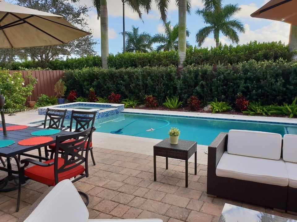 Recently Rented: $4,000 (5 beds, 3 baths, 2550 Square Feet)