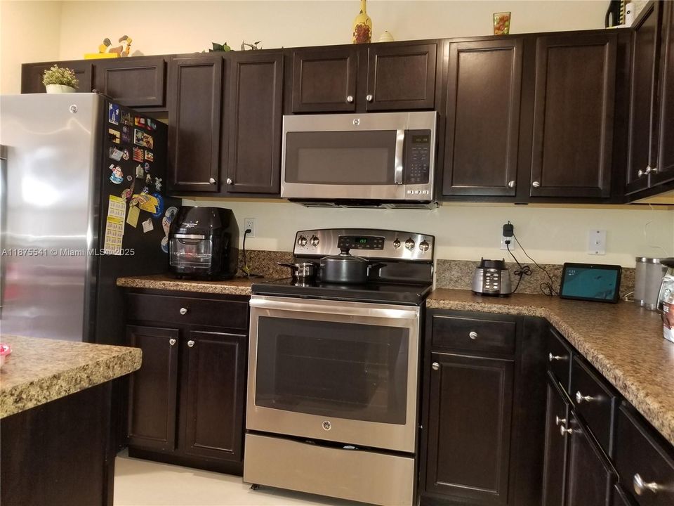 Recently Rented: $4,000 (5 beds, 3 baths, 2550 Square Feet)