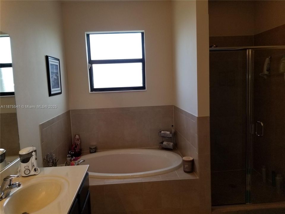 Recently Rented: $4,000 (5 beds, 3 baths, 2550 Square Feet)