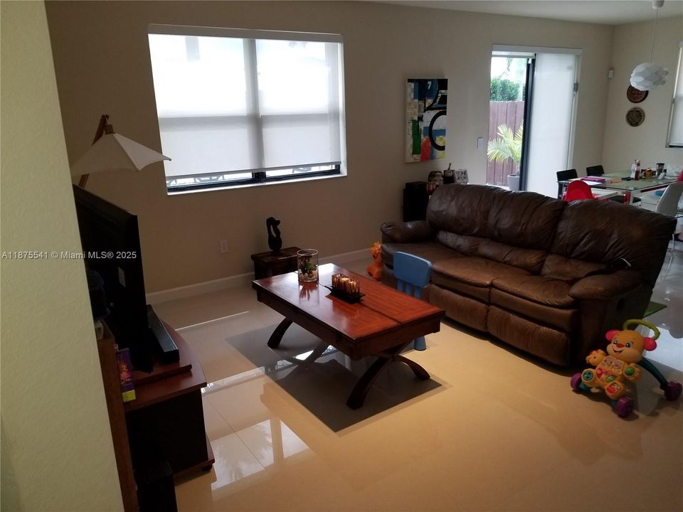 Recently Rented: $4,000 (5 beds, 3 baths, 2550 Square Feet)